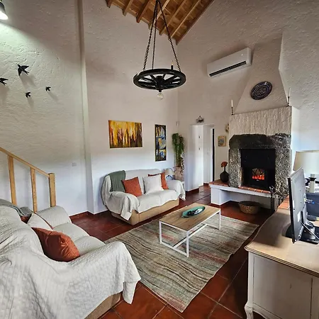 Cozy House In With Mountain View * Furnas (Azores)